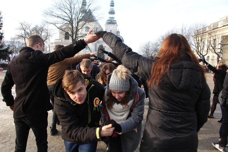 Polonez maturzystów na Starym Rynku w Łowiczu