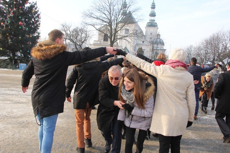 Polonez maturzystów na Starym Rynku w Łowiczu