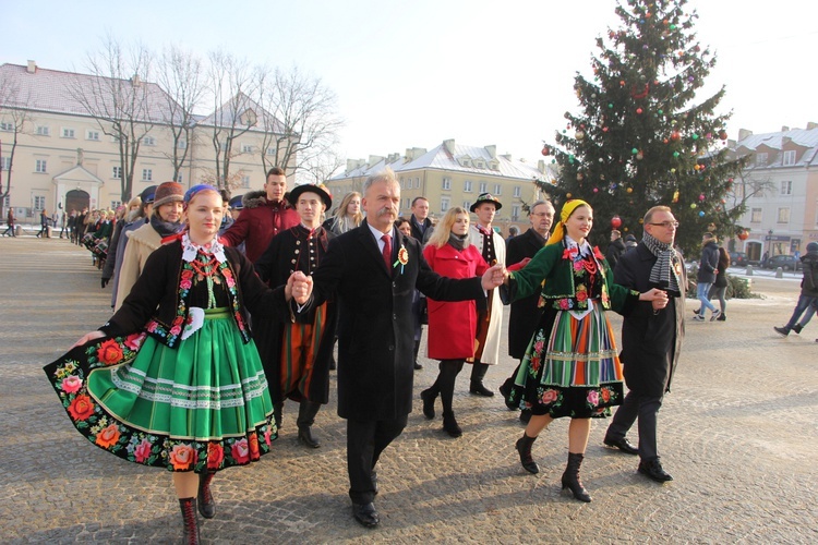 Polonez maturzystów na Starym Rynku w Łowiczu