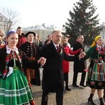 Polonez maturzystów na Starym Rynku w Łowiczu