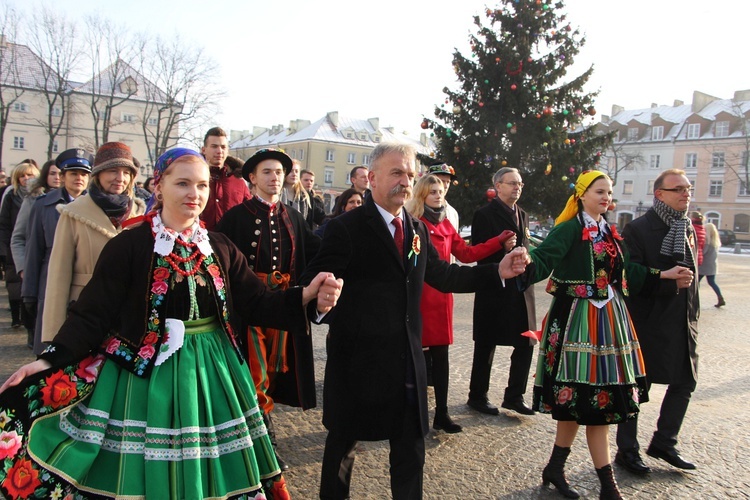 Polonez maturzystów na Starym Rynku w Łowiczu