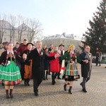 Polonez maturzystów na Starym Rynku w Łowiczu