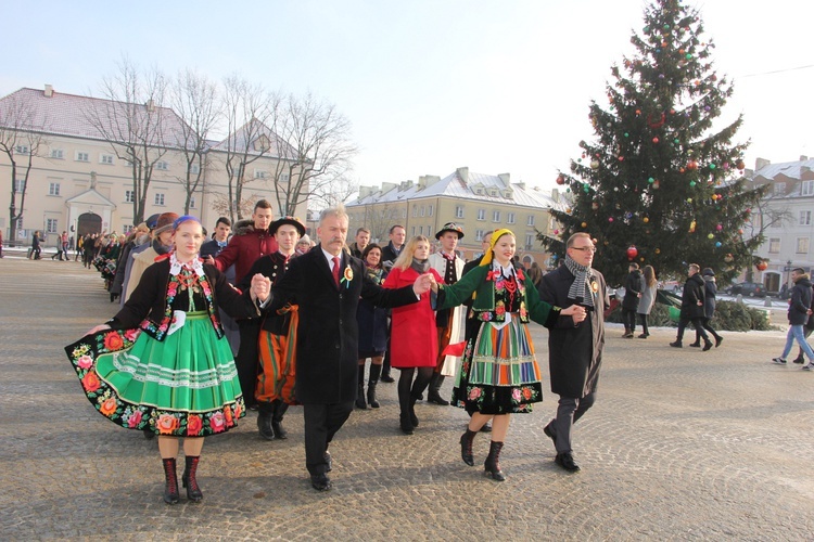 Polonez maturzystów na Starym Rynku w Łowiczu