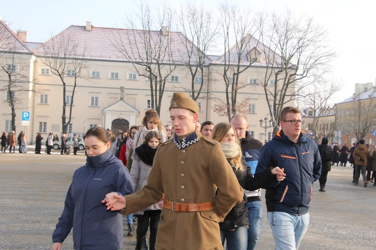 Polonez maturzystów na Starym Rynku w Łowiczu