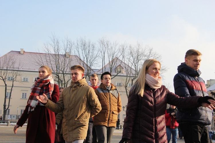 Polonez maturzystów na Starym Rynku w Łowiczu