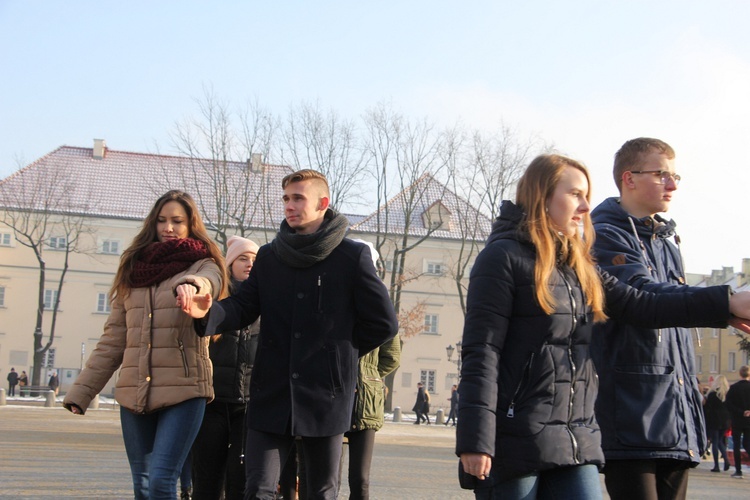 Polonez maturzystów na Starym Rynku w Łowiczu