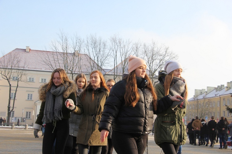 Polonez maturzystów na Starym Rynku w Łowiczu