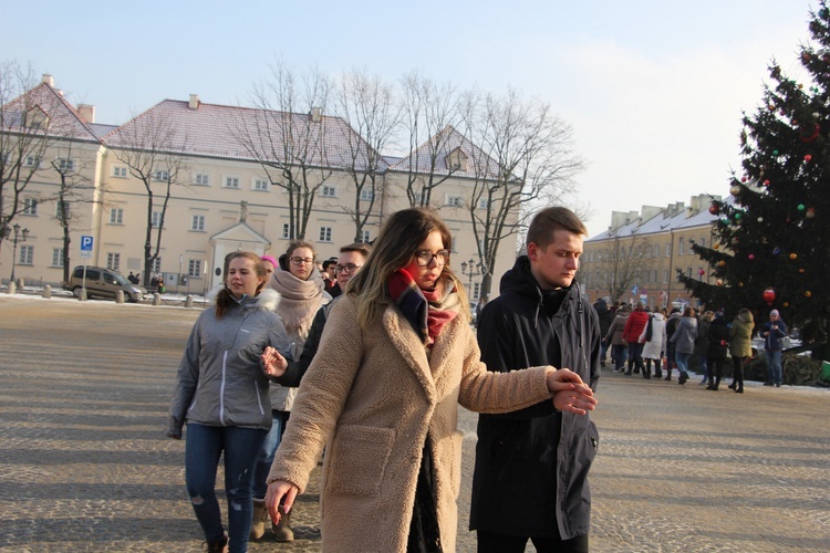 Polonez maturzystów na Starym Rynku w Łowiczu