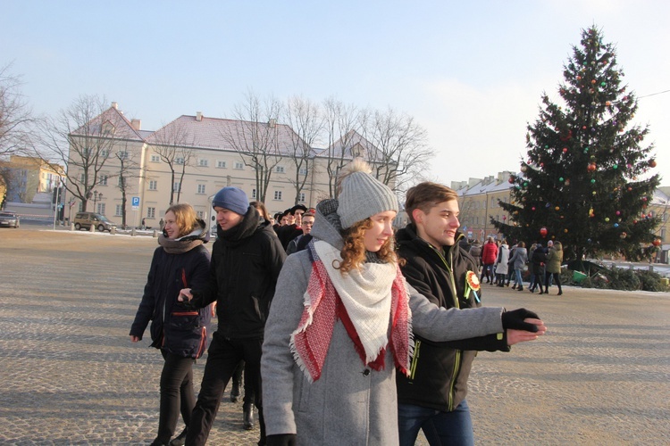 Polonez maturzystów na Starym Rynku w Łowiczu