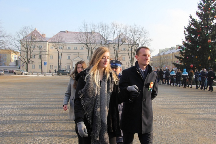 Polonez maturzystów na Starym Rynku w Łowiczu