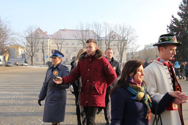 Polonez maturzystów na Starym Rynku w Łowiczu