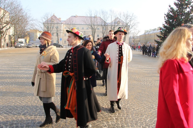 Polonez maturzystów na Starym Rynku w Łowiczu