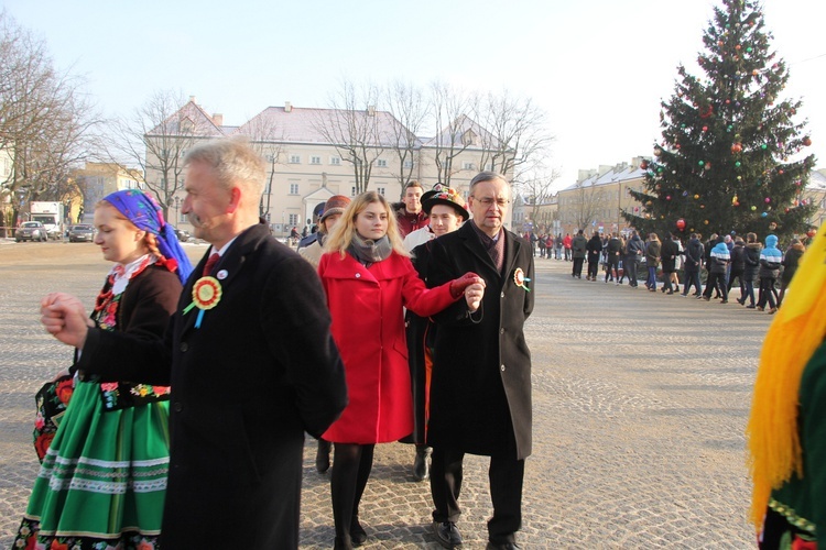 Polonez maturzystów na Starym Rynku w Łowiczu