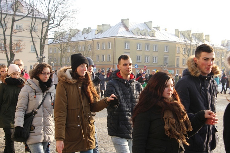 Polonez maturzystów na Starym Rynku w Łowiczu