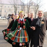 Polonez maturzystów na Starym Rynku w Łowiczu