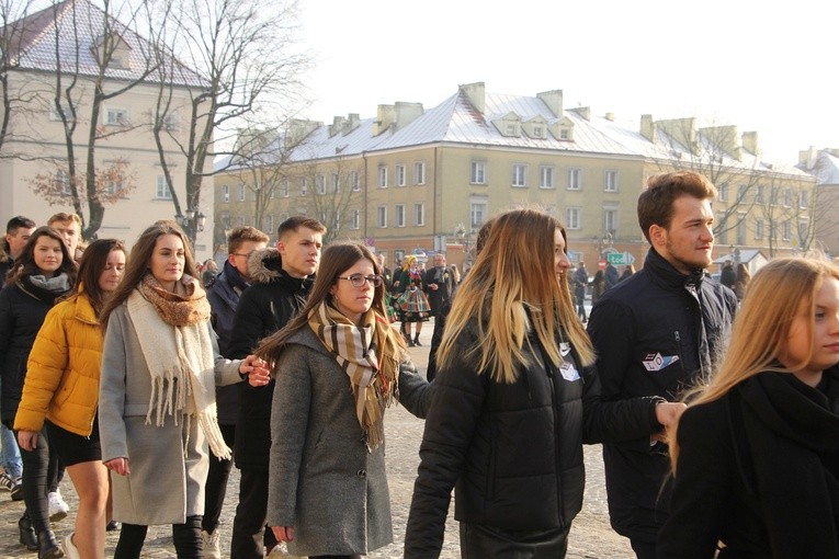 Polonez maturzystów na Starym Rynku w Łowiczu