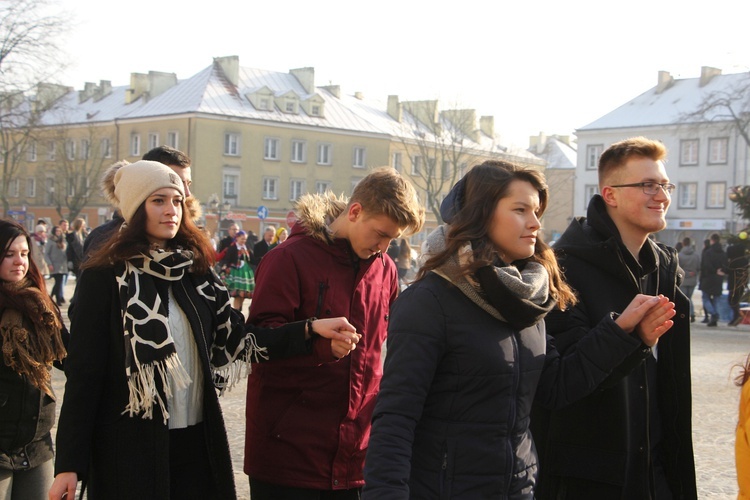 Polonez maturzystów na Starym Rynku w Łowiczu