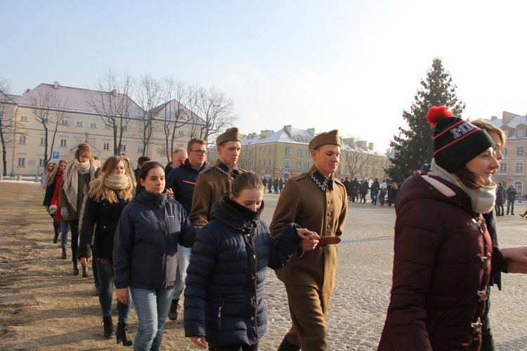 Polonez maturzystów na Starym Rynku w Łowiczu