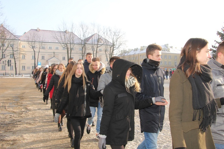 Polonez maturzystów na Starym Rynku w Łowiczu