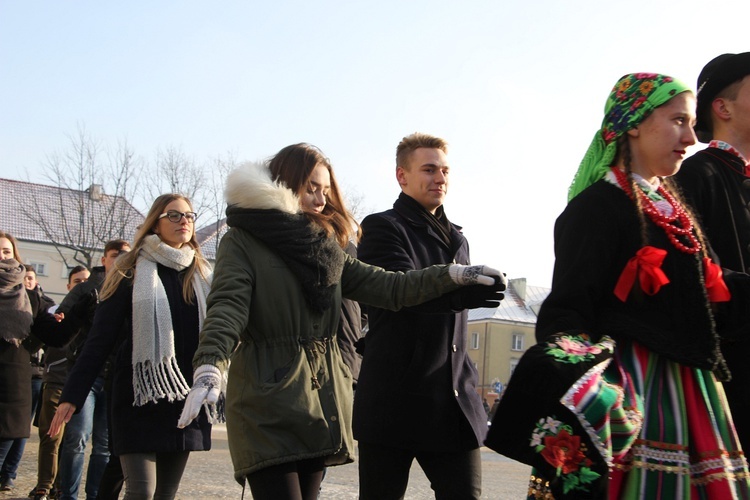 Polonez maturzystów na Starym Rynku w Łowiczu