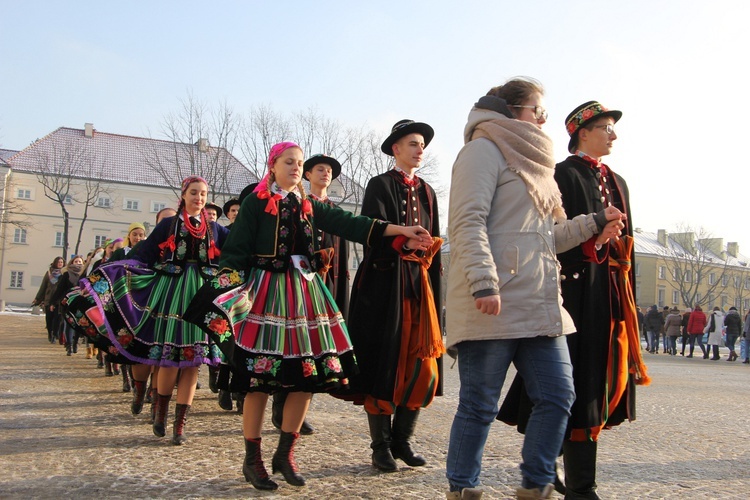 Polonez maturzystów na Starym Rynku w Łowiczu