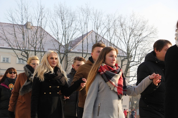 Polonez maturzystów na Starym Rynku w Łowiczu