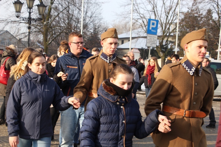 Polonez maturzystów na Starym Rynku w Łowiczu