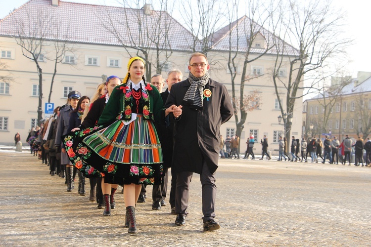 Polonez maturzystów na Starym Rynku w Łowiczu