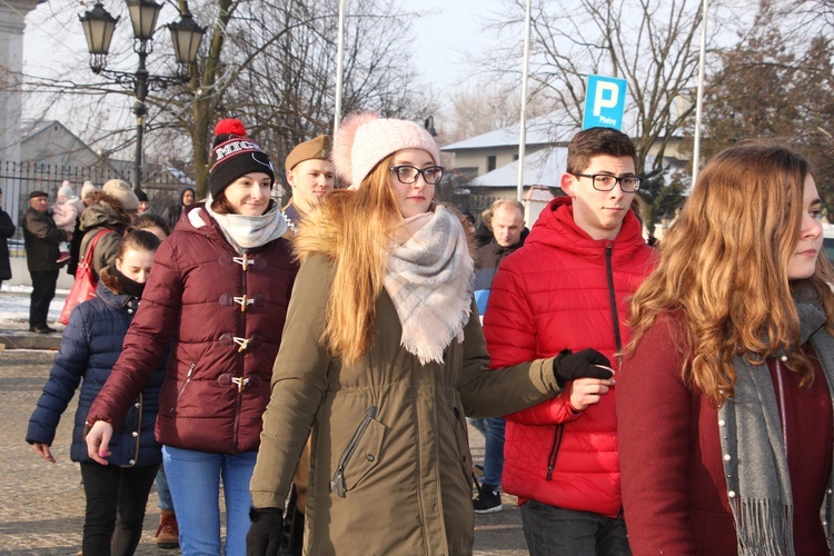 Polonez maturzystów na Starym Rynku w Łowiczu