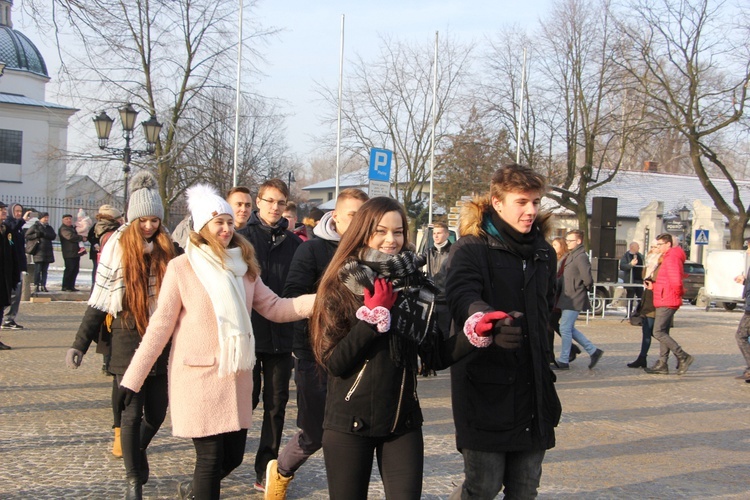 Polonez maturzystów na Starym Rynku w Łowiczu