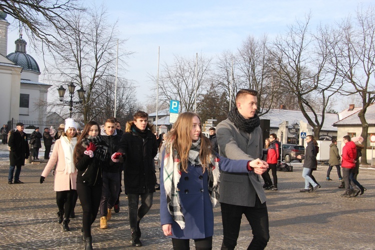 Polonez maturzystów na Starym Rynku w Łowiczu