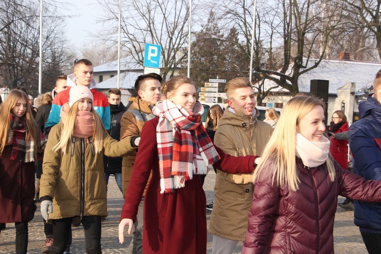 Polonez maturzystów na Starym Rynku w Łowiczu