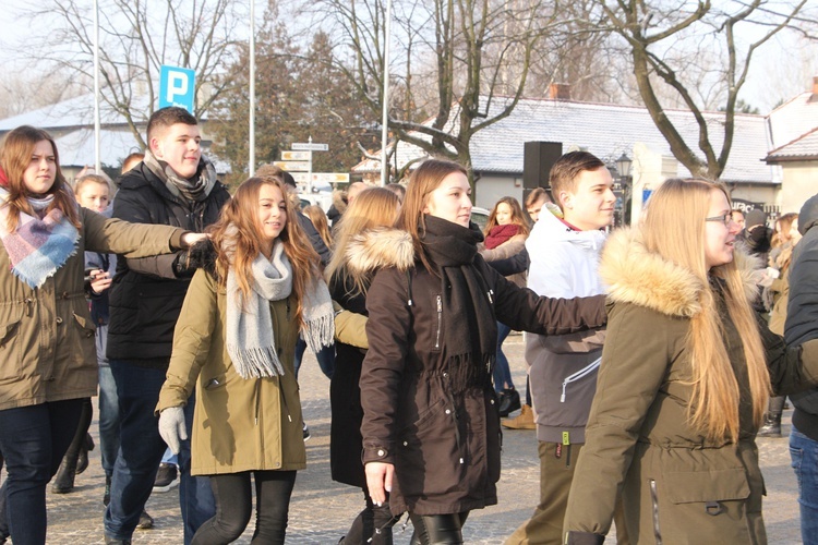 Polonez maturzystów na Starym Rynku w Łowiczu