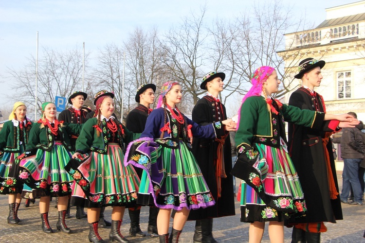 Polonez maturzystów na Starym Rynku w Łowiczu