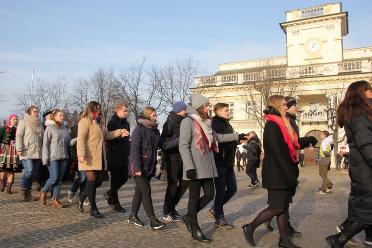 Polonez maturzystów na Starym Rynku w Łowiczu