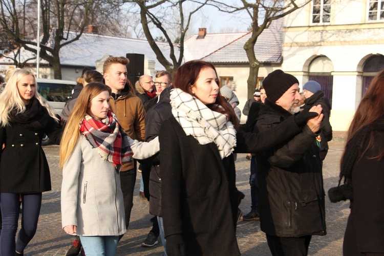 Polonez maturzystów na Starym Rynku w Łowiczu