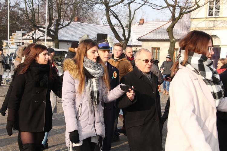 Polonez maturzystów na Starym Rynku w Łowiczu