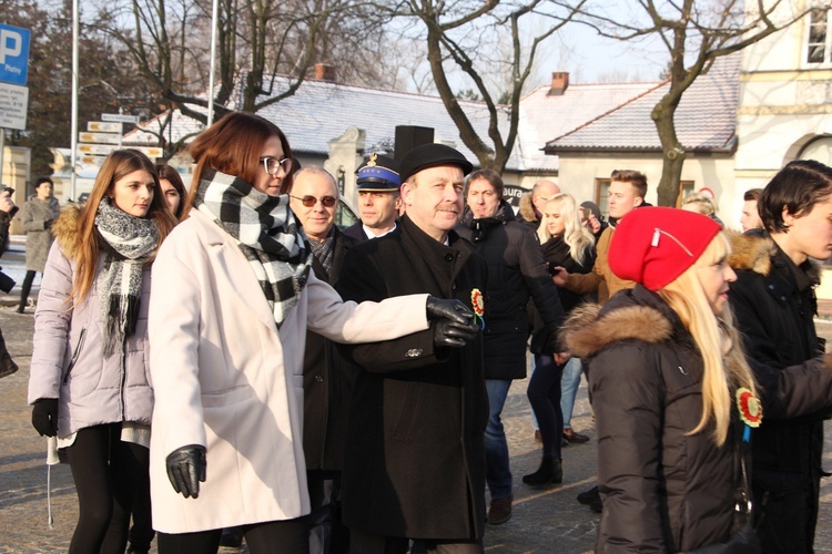 Polonez maturzystów na Starym Rynku w Łowiczu