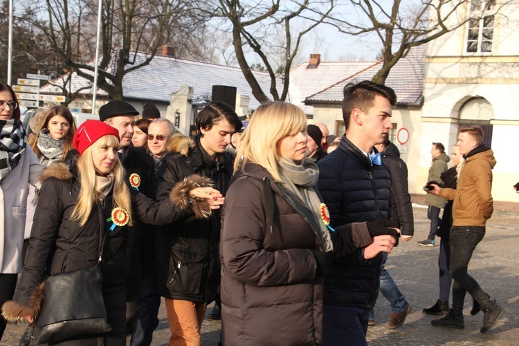 Polonez maturzystów na Starym Rynku w Łowiczu