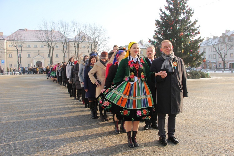 Polonez maturzystów na Starym Rynku w Łowiczu