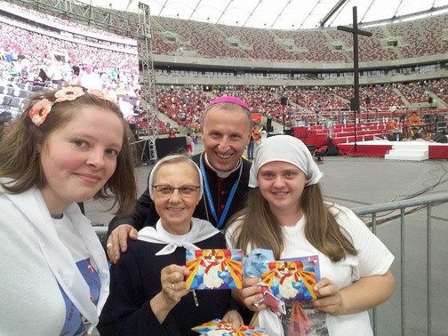 Nasza siostra oszalała, a my przy niej