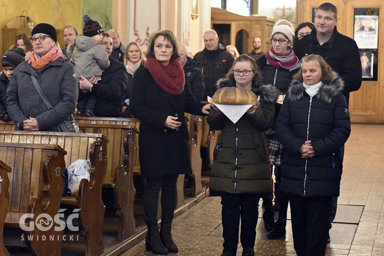 Młodzież przyniosła do ołtarza: chleb, winogrona i dary ofiarne.