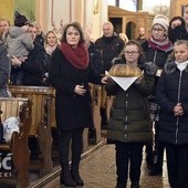 Młodzież przyniosła do ołtarza: chleb, winogrona i dary ofiarne.