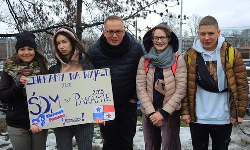 Bystrzańska ekipa z plakatem towarzyszącym ich akcjom, dzięki którym zebrali pieniadze na wyjazd do Panamy