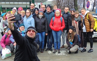 Jeszcze tylko selfie grupy w wykonaniu ks. Andrzeja Wołpiuka i pielgrzymi ruszają w drogę