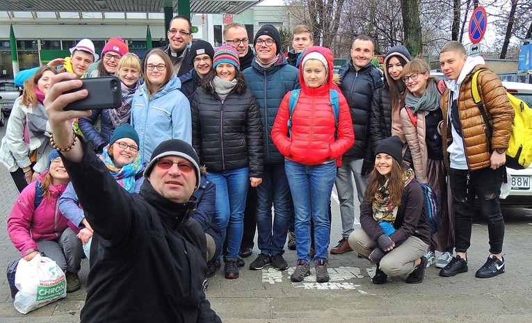 Jeszcze tylko selfie grupy w wykonaniu ks. Andrzeja Wołpiuka i pielgrzymi ruszają w drogę