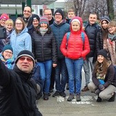 Jeszcze tylko selfie grupy w wykonaniu ks. Andrzeja Wołpiuka i pielgrzymi ruszają w drogę