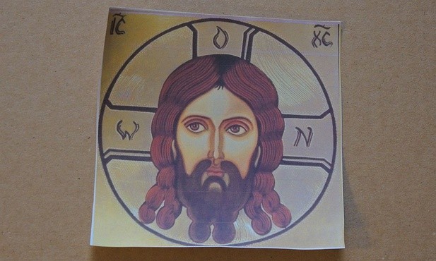 Uczestnicy warsztatów w "Drachmie" pracują na ikoną Archeiropoietos - Oblicza Jezusa