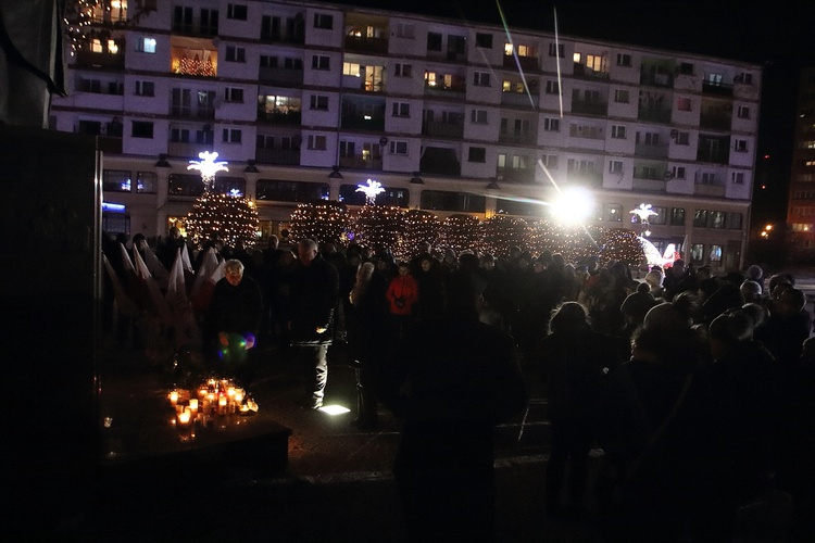 Legniczanie palili znicze za prezydenta Adamowicza