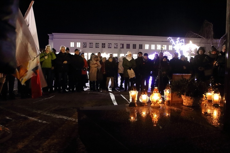 Legniczanie palili znicze za prezydenta Adamowicza